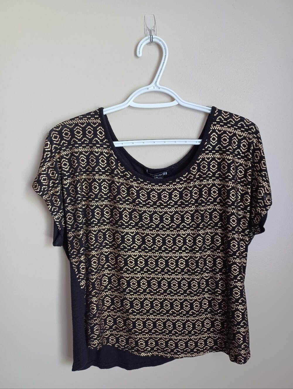 Women's Size Large Forever 21 Black And Gold Design Rayon T-Shirt Top Clothes